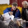 Cử tri Bulgaria bỏ phiếu tại một điểm bầu cử ở Pleven ngày 13/11. (Nguồn: AFP/TTXVN)