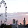 Tháp Elizabeth (phải) và Vòng quay Thiên niên kỷ (London Eye ) tại thủ đô London. (Nguồn: AFP/TTXVN)