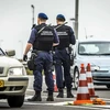 Cảnh sát Hà Lan tuần tra khu vực xung quanh sân bay Schipol ngày 2/8. (Nguồn: EPA/TTXVN)