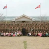 Nhà lãnh đạo Kim Jong-Un (giữa, hàng trước) trong chuyến thị sát một đơn vị pháo binh đóng trên đảo Mahap. (Nguồn: YONHAP/TTXVN)