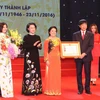 Chủ tịch Quốc hội Nguyễn Thị Kim Ngân trao tặng Huân chương Lao động hạng Nhì của Chủ tịch nước cho Hội Chữ thập Đỏ Việt Nam. (Ảnh: Trọng Đức/TTXVN)