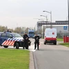 Lực lượng quân cảnh Hà Lan kiểm soát lối vào sân bay Rotterdam ngày 17/11. (Nguồn: EPA/TTXVN)