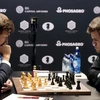 Kiện tướng cờ vua người Nga Sergei Karyakin (trái) và đương kim vô địch cờ vua thế giới người Na Uy Magnus Carlsen tại ván đấu thứ 2 của giải Vô địch Cờ vua Thế giới ở New York, Mỹ ngày 12/11. (Nguồn: EPA/TTXVN)