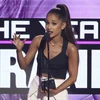 Nữ ca sỹ Ariana Grande nhận giải "Nghệ sĩ của năm" tại lễ trao giải AMA ở Los Angeles, Mỹ ngày 20/11. (Nguồn: AP/TTXVN)