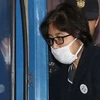 Bà Choi Soon-Sil sau khi bị thẩm vấn tại cơ quan công tố Hàn Quốc ở Seoul ngày 19/11. (Nguồn: YONHAP/TTXVN)