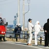 Lực lượng chức năng kiểm tra mực nước tại một bến cảng sau cảnh báo sóng thần do động đất ở Soma, tỉnh Fukushima ngày 22/11. Ảnh minh họa. (Nguồn: AP/TTXVN)