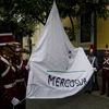 Lễ thượng cờ MERCOSUR trước trụ sở Bộ Ngoại giao Venezuela ở Caracas ngày 5/8. (Nguồn: EPA/TTXVN)
