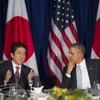 Tổng thống Mỹ Barack Obama (phải) và Thủ tướng Nhật Bản Shinzo Abe trong cuộc gặp bên lề Hội nghị cấp cao APEC ở Manila, Philippines ngày 19/11/2015. (Nguồn: AFP/TTXVN)