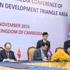 Thủ tướng Nguyễn Xuân Phúc, Thủ tướng Campuchia Samdech Hun Sen và Thủ tướng Lào Thongloun Sisoulith ký Tuyên bố chung Hội nghị CLV9. (Ảnh: Thống Nhất/TTXVN)