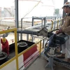 Bơm sản phẩm cồn thương mại vào xe bồn tại Nhà máy Bio-Ethanol Dung Quất. (Ảnh: Thanh Long/TTXVN)