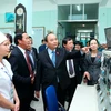 Thủ tướng Nguyễn Xuân Phúc thăm phòng điều trị bằng oxy cao áp tại Viện Y học Biển Việt Nam. (Ảnh: Thống Nhất/TTXVN)