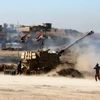 Quân đội Iraq bắn đạn pháo tấn công thành trì của IS tại đông bắc Mosul ngày 22/11. (Nguồn: EPA/TTXVN)