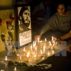 Người dân Cuba thắp nến tưởng niệm Lãnh tụ Fidel Castro tại La Habana ngày 26/11. (Nguồn: AP/TTXVN)