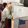 Cử tri Mỹ bỏ phiếu bầu Tổng thống Mỹ 2016 tại điểm bầu cử sớm ở Eau Claire, Wisconsin ngày 1/11. (Nguồn: AFP/TTXVN)