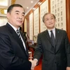 Thứ trưởng Ngoại giao Nhật Bản Takeo Akiba (phải) và trợ lý Ngoại trưởng Trung Quốc Khổng Huyễn Hựu trong cuộc gặp trước đối thoại, tại Bắc Kinh ngày 28/11. (Nguồn: Kyodo/ TTXVN)