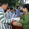 Thượng tướng Nguyễn Văn Thành, Thứ trưởng Bộ Công an trao Giấy Chứng nhận đặc xá cho các phạm nhân tại trại giam Thanh Xuân. (Ảnh: An Đăng/TTXVN)