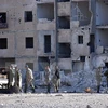 Lực lượng ủng hộ Chính phủ Syria làm nhiệm vụ tại khu vực Masaken Hanano trong chiến dịch giành lại thành phố Aleppo ngày 27/11. (Nguồn: AFP/TTXVN)