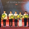Thủ tướng Nguyễn Xuân Phúc trao tặng Bằng khen của Thủ tướng Chính phủ cho các học sinh đoạt Huy chương Vàng Olympic quốc tế. (Ảnh: Thống Nhất/TTXVN)