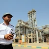 Nhân viên làm việc tại cơ sở hóa dầu Mahshahr ở tỉnh Khuzestan, tây nam Iran ngày 28/9/2011. (Nguồn: EPA/TTXVN)