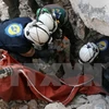 Nhân viên dân sự Syria tìm kiếm nạn nhân trong những đống đổ nát sau các vụ không kích và nã pháo tại Aleppo ngày 19/11. (Nguồn: AFP/TTXVN)