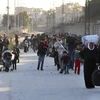 Người dân Syria sơ tán tránh chiến sự ở Aleppo ngày 27/11. (Nguồn: AP/TTXVN)