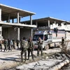 Lực lượng ủng hộ Chính phủ Syria sau khi giành lại quyền kiểm soát quận Myessar, phía đông Aleppo ngày 4/12. (Nguồn: AFP/TTXVN)