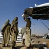 Công nhân chuyển lương thực cứu trợ từ Chương trình Lương thực Thế giới tại Cảng Sudan ngày 17/10. (Nguồn: AFP/TTXVN)