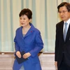 Tổng thống Park Geun-hye (trái) tham dự phiên họp nội các khẩn cấp ở thủ đô Seoul ngày 9/12. (Nguồn: EPA/TTXVN)