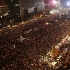 Biểu tình yêu cầu Tổng thống từ chức tại trung tâm Seoul ngày 19/11. (Nguồn: EPA/ TTXVN)