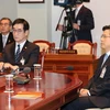 Thủ tướng Hwang Kyo-ahn (phải) tại phiên họp nội các khẩn ở Seoul ngày 9/12. (Nguồn: EPA/TTXVN)