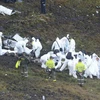 Nhân viên cứu hộ chuyển thi thể nạn nhân vụ tai nạn máy bay ở La Union, Colombia. (Nguồn: AP/TTXVN)