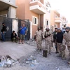  Lực lượng trung thành với Chính phủ Đoàn kết dân tộc Libya gác tại một trạm kiểm soát ở thành phố Sirte ngày 20/11. (Nguồn: THX/TTXVN)
