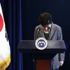 Tổng thống Park Geun-hye xin lỗi người dân trong bài phát biểu trực tiếp trên truyền hình về vụ bê bối chính trị liên quan đến người bạn thân Choi Soon-sil, tại Seoul ngày 29/11. (Nguồn: AP/TTXVN)