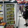 Người dân chọn mua thực phẩm tại một siêu thị ở Bắc Kinh. (Nguồn: AP/TTXVN)
