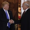 Tổng thống đắc cử Mỹ Donald Trump (trái) và Tướng về hưu John Kelly tại cuộc gặp ở Bedminster, bang New Jersey, Mỹ ngày 20/10. (Nguồn: AP/TTXVN)