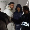 Đối tượng Mohammed Ali Malek (thứ hai, trái) và Mahmud Bikhit (thứ hai, phải) trên tàu cứu hộ của lực lượng phòng vệ bờ biển Italy sau khi con tàu chở người di cư bị lật, ở cầu tàu Boiler, Malta ngày 20/4/2015. (Nguồn: AFP/TTXVN)