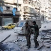 Lực lượng ủng hộ Chính phủ Syria tuần tra tại quận al-Maadi, Aleppo ngày 11/12, sau khi giành lại quyền kiểm soát khu vực này từ IS. (Nguồn: AFP/TTXVN)