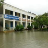 Trường học ở thành phố Nha Trang bị ngập nước sâu nên học sinh phải nghỉ học. (Ảnh: Nguyên Lý/TTXVN)
