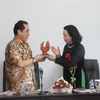 Phó Bí thư Thường trực Thành ủy Hà Nội Ngô Thị Thanh Hằng trao đổi tặng phẩm với Ngài Sahat Perulian, Phó Thống đốc Thủ đô Jakarta, Indonesia. (Ảnh: Đỗ Quyên/TTXVN)