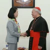 Bà Trương Thị Mai chúc mừng Tổng Giám mục Phêrô Nguyễn Văn Nhơn - Tổng Giám mục Hà Nội. (Ảnh: Phương Hoa/TTXVN)