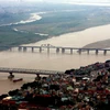 Toàn cảnh cầu Long Biên và cầu Chương Dương bắc qua sông Hồng (ảnh chụp từ trên máy bay trực thăng tháng 10/2010). (Ảnh: Trọng Đức/TTXVN)
