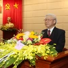 Tổng Bí thư Nguyễn Phú Trọng, Bí thư Quân ủy Trung ương nói chuyện với các đồng chí lãnh đạo chủ chốt Tổng cục II. (Ảnh: Trí Dũng/TTXVN)