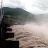 Mưa lớn, nước đổ về quá nhiều nên hồ thủy điện Sông Ba Hạ đã tăng lưu lượng xả từ 3.900 m3/giây lên 5.000 m3/giây. (Ảnh: Thế Lập/TTXVN)