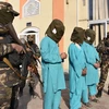 Lực lượng an ninh Afghanistan bắt giữ các tay súng Taliban trong chiến dịch truy quét khủng bố ở Jalalabad ngày 20/12. (Nguồn: EPA/TTXVN)