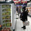 Người dân chọn mua thực phẩm tại một siêu thị ở Bắc Kinh.(Nguồn: AP/TTXVN)