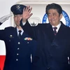Thủ tướng Nhật Bản Shinzo Abe (phải) tại sân bay Haneda trước khi lên đường đến Hawaii ngày 26/12. (Nguồn: AFP/TTXVN)