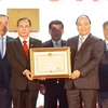 Thủ tướng Nguyễn Xuân Phúc trao tặng Huân chương Độc lập hạng Nhất cho Đảng bộ, chính quyền và nhân dân tỉnh Bình Dương. (Ảnh: Thống Nhất/TTXVN)