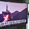 (Hình ảnh được phát qua truyền hình tại nhà ga tàu hỏa ở Seoul, Hàn Quốc): Triều Tiên phóng thử tên lửa. (Nguồn: AFP/ TTXVN)
