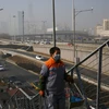 Người dân đeo khẩu trang tránh ô nhiễmkhông khí ở thủ đô Bắc Kinh ngày 2/1. (Nguồn: EPA/TTXVN)
