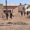 Binh sỹ thuộc lực lượng ủng hộ Chính phủ Syria tuần tra ở khu vực thành phố Al-Bab. (Nguồn: AFP/TTXVN)